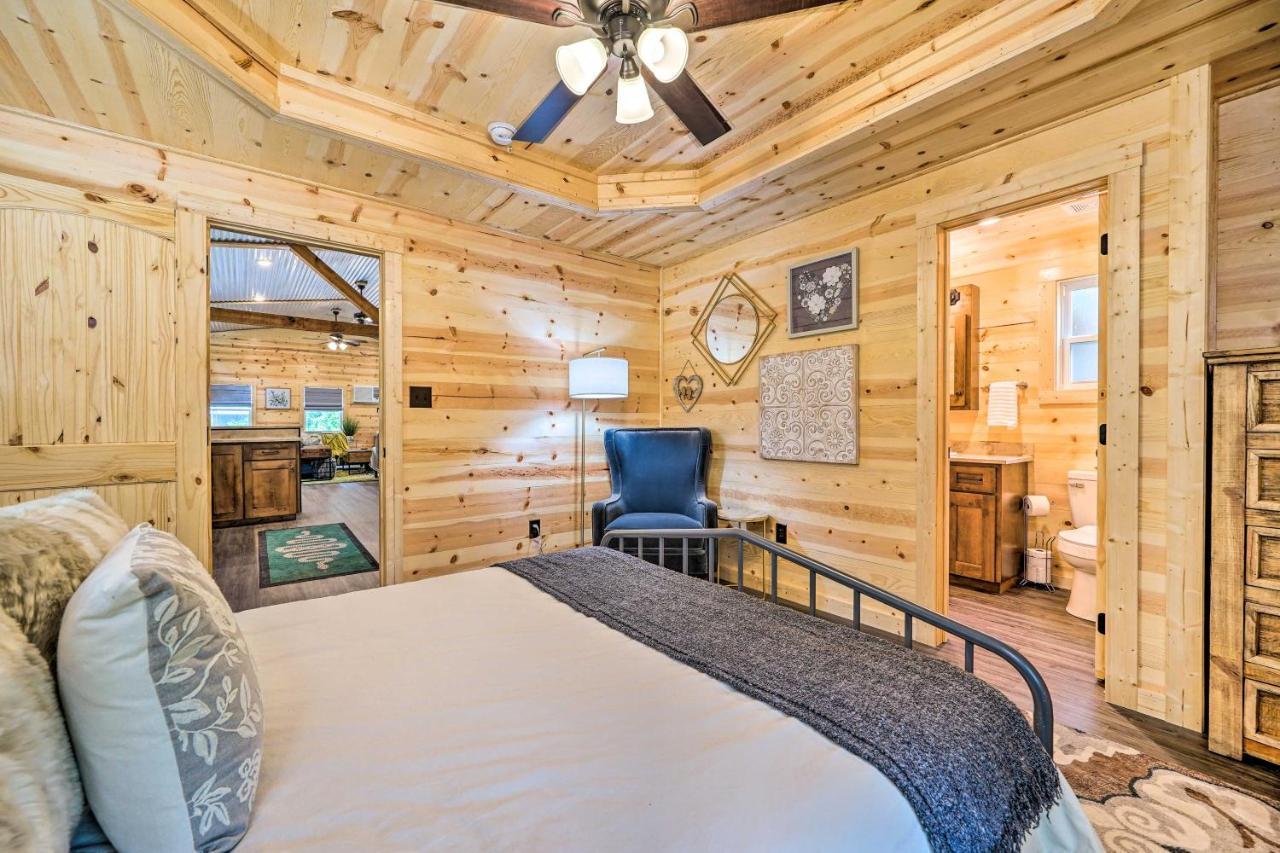 Stylish Cabin By Beavers Bend Hot Tub And Fire Pit بروكن بو المظهر الخارجي الصورة