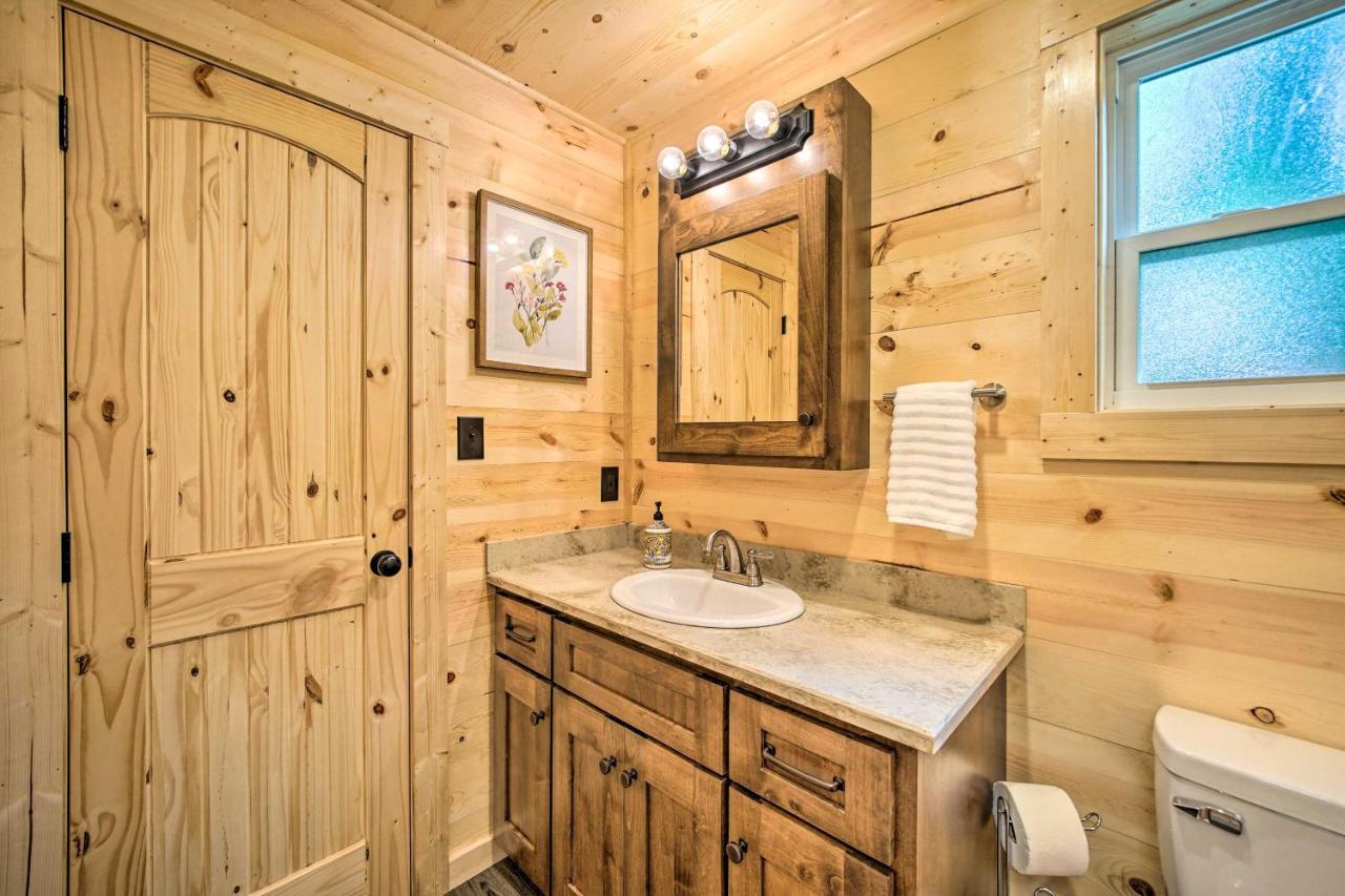 Stylish Cabin By Beavers Bend Hot Tub And Fire Pit بروكن بو المظهر الخارجي الصورة